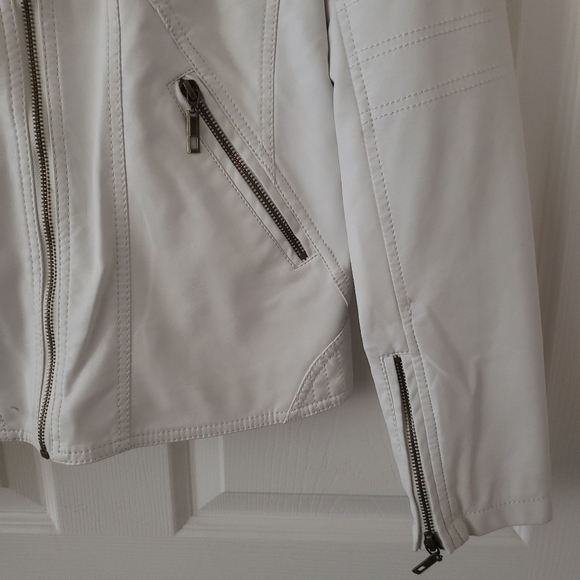 Faux leather fitted jacket a large but runs small. In very good shape. - Picture 4 of 5